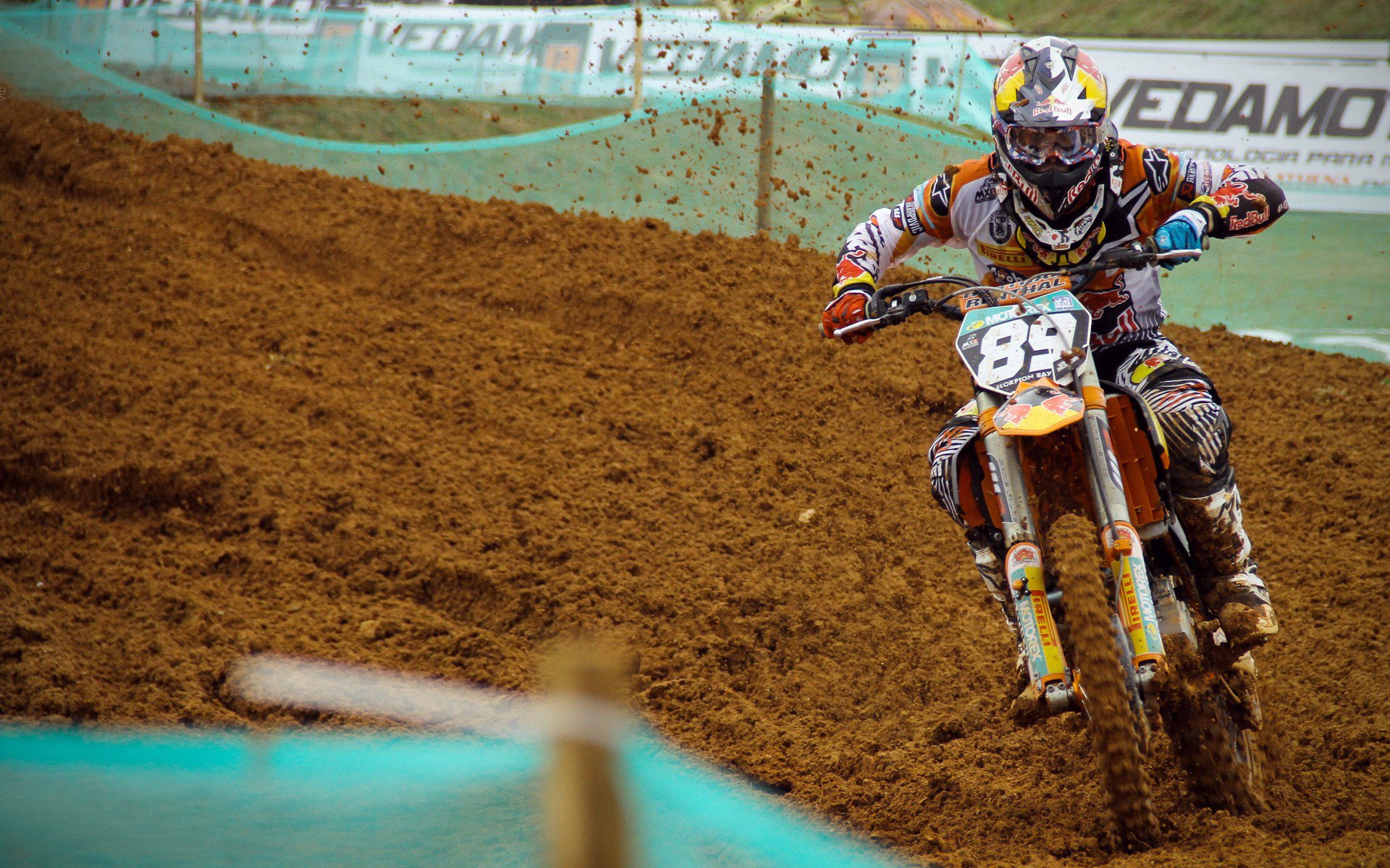 太阳发挥出色，客场赢得激烈比赛，太阳发出了夺目的光芒改为拟人句